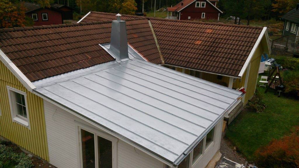 4. Omla eggning av korrugerat pla ettak pa e veranda.jpg
