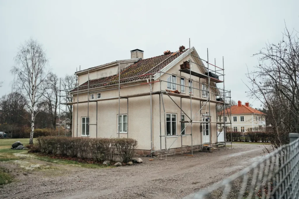 hyra och montera byggst llning s g r villa gare fasad och takjobb s krare och smidigare